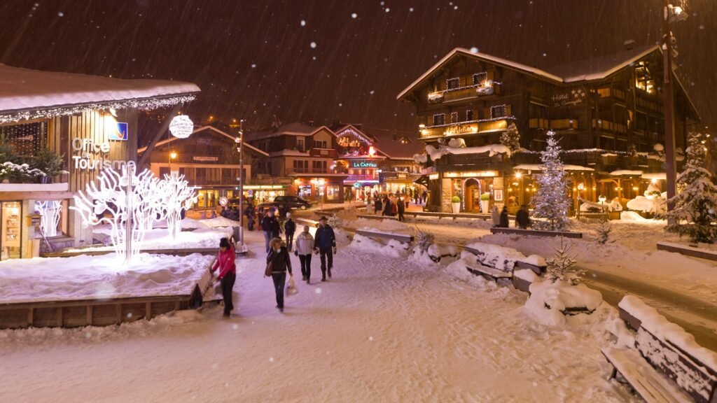Centre de Morzine de nuit, village au coeur des portes du soleil